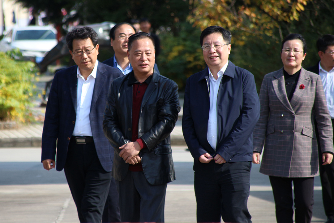 中共陕西省委副书记胡衡华莅临威廉希尔药业调研项目建设情况 拷贝.jpg